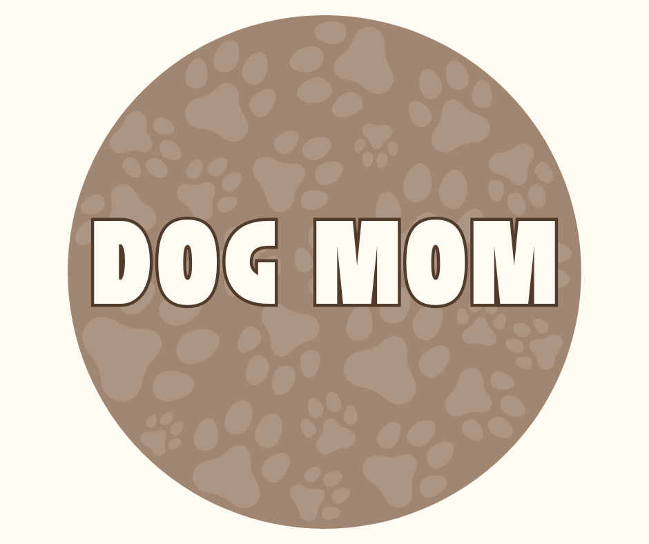 Creme Hintergrund, brauner Kreis mit beigen Pfoten und Schriftzug in beige mit braunem Rand: DOG MOM