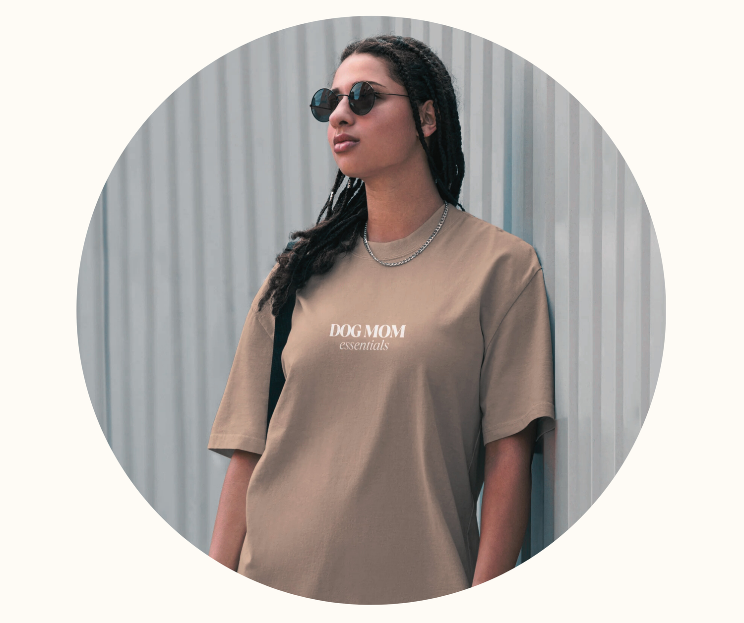 Frau mit Sonnenbrille und Dog Mom Shirt in beige